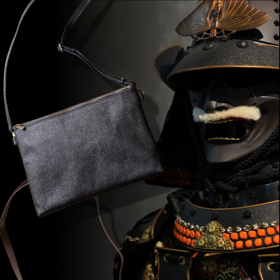黒桟革の漆塗りディテール