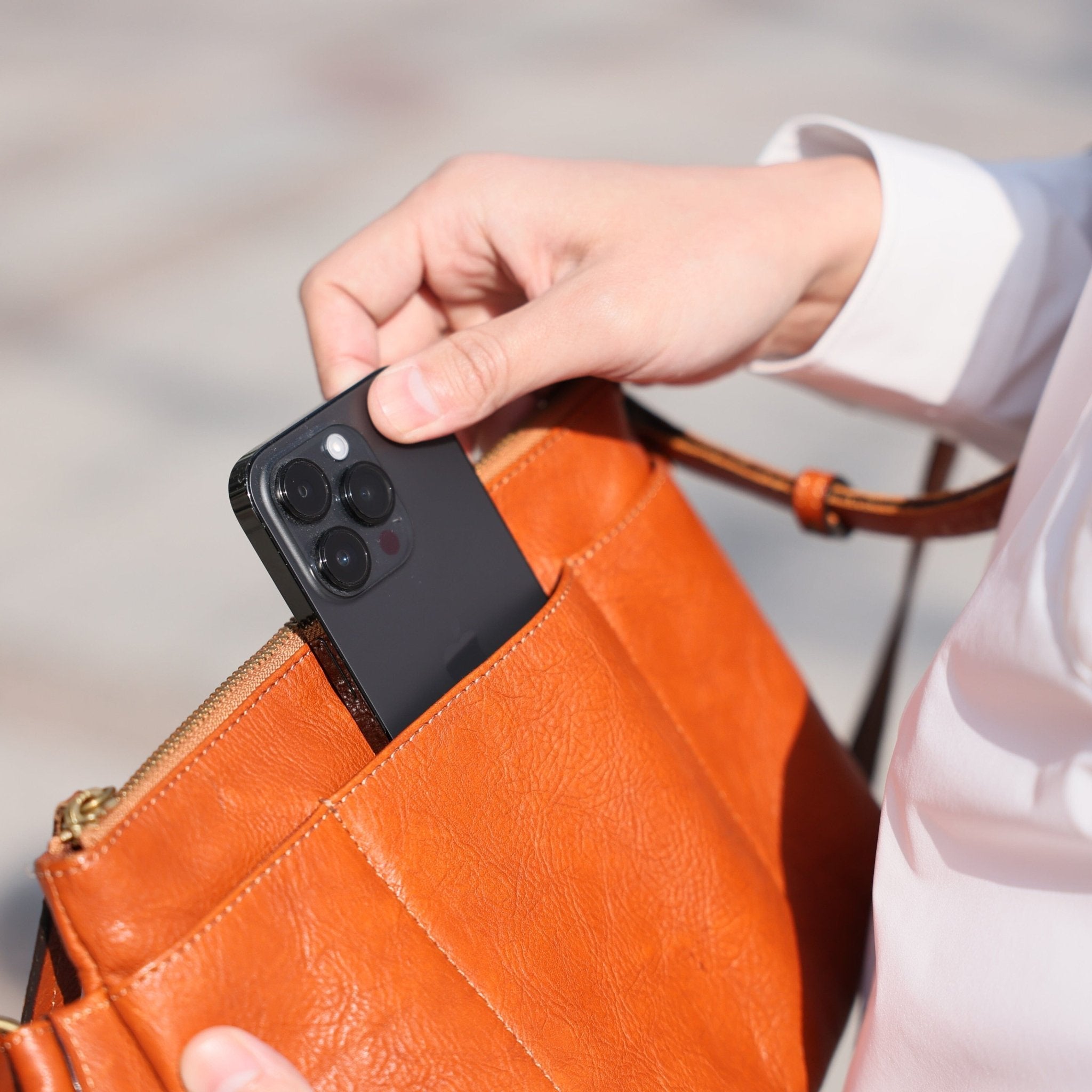 本革ボディーバッグの専用スマホポケット使用シーン