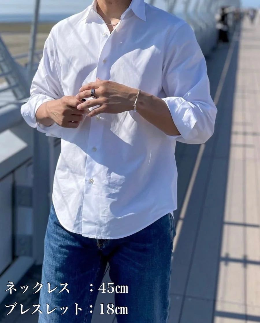 シルバーブレスレット シャツ袖口からチラ見せ