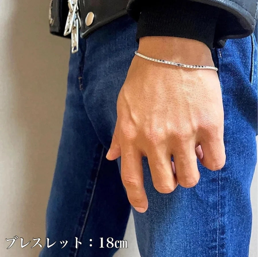 シルバーブレスレット 大人の手元コーデ