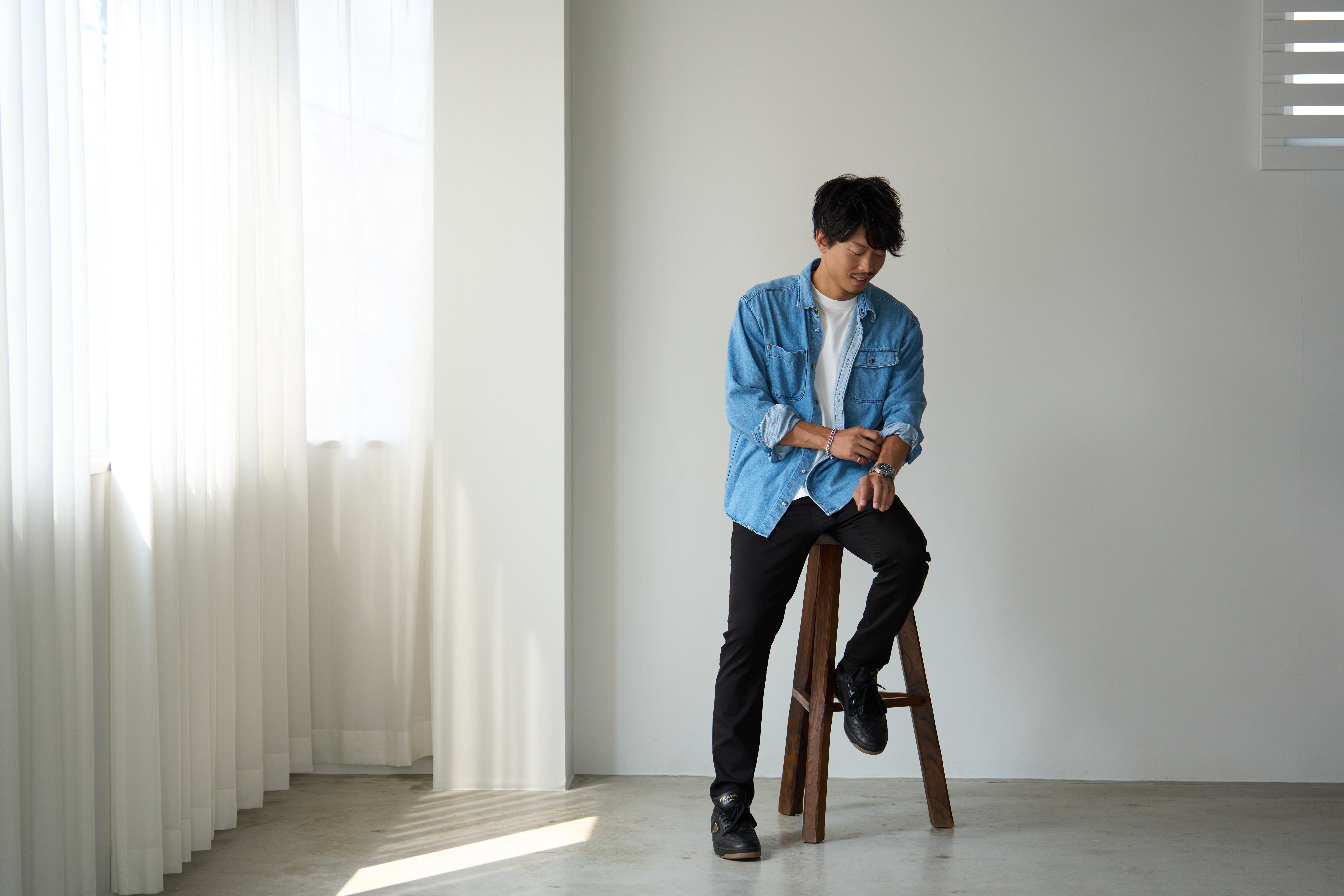 Japan Made屋 究極の黒パン + デニムシャツ - 大人カジュアルコーデ