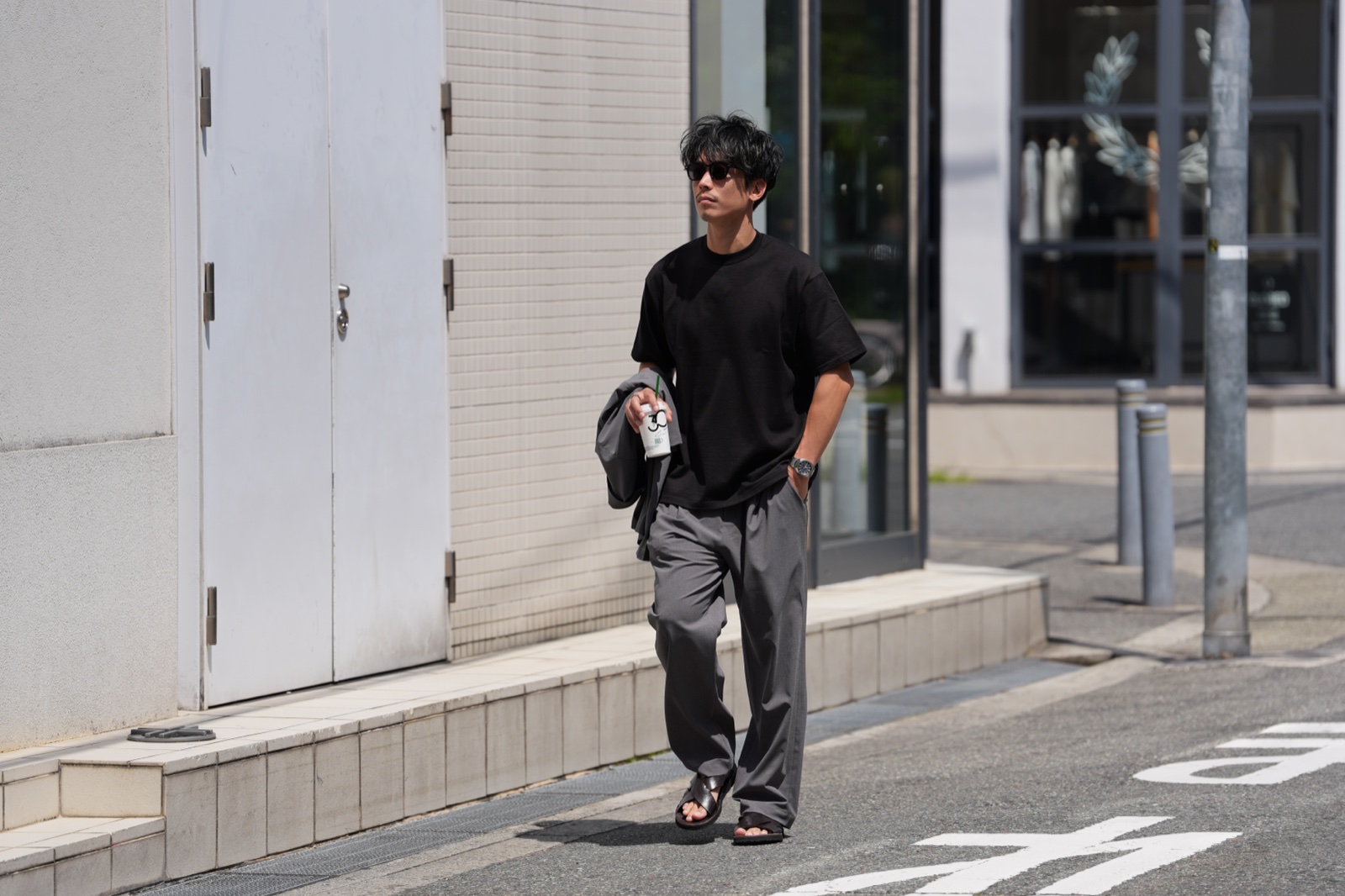 Japan Made屋 黒染め (京都紋付)・黒Tシャツ屋外着用イメージ