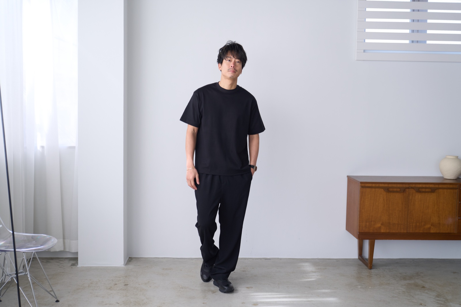 Japan Made屋 黒染め (京都紋付)・黒Tシャツスタジオ全身着用イメージ