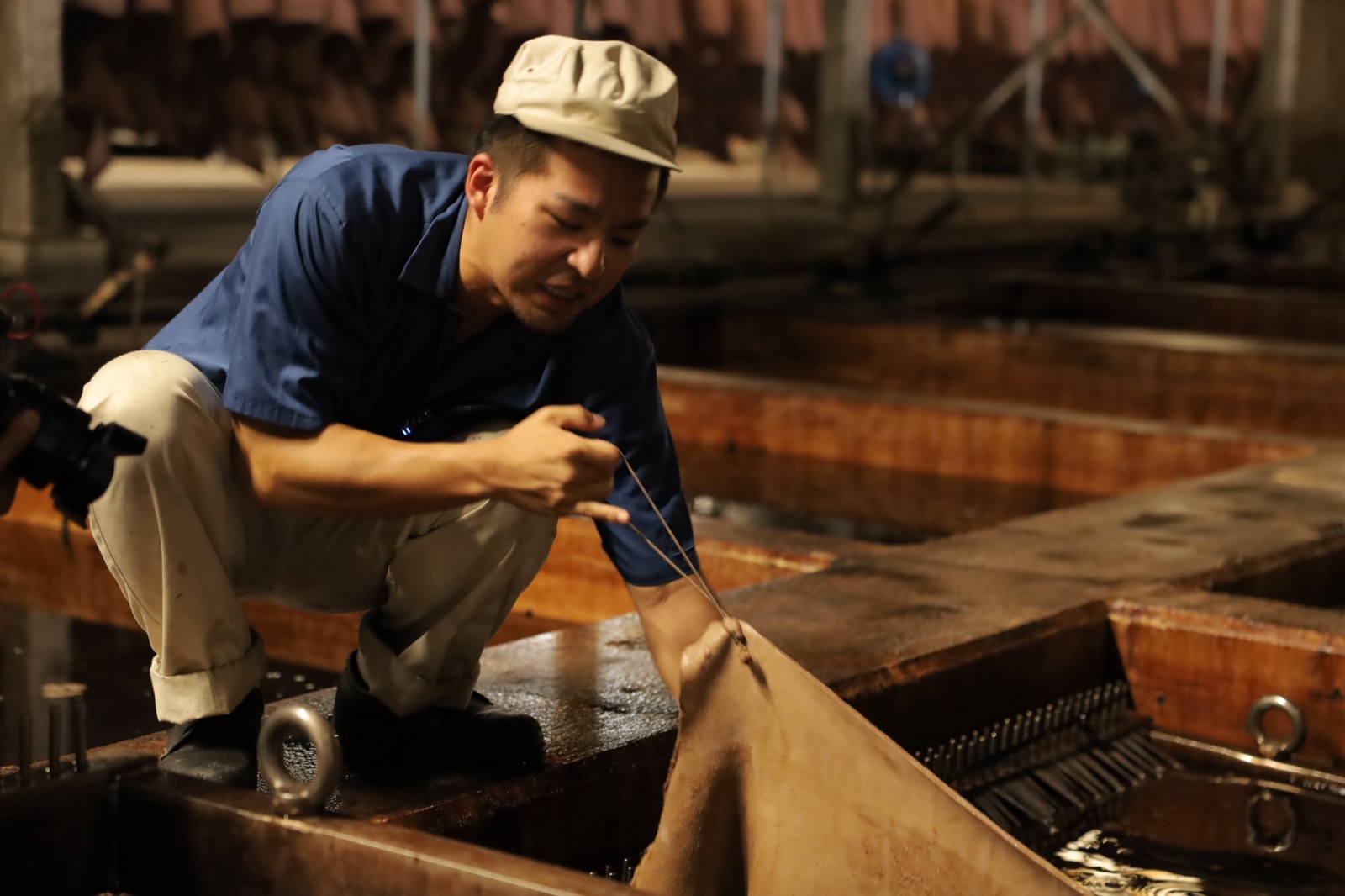 山陽レザーなめし工程 - 兵庫県たつの市の職人が革を pit から引き上げる