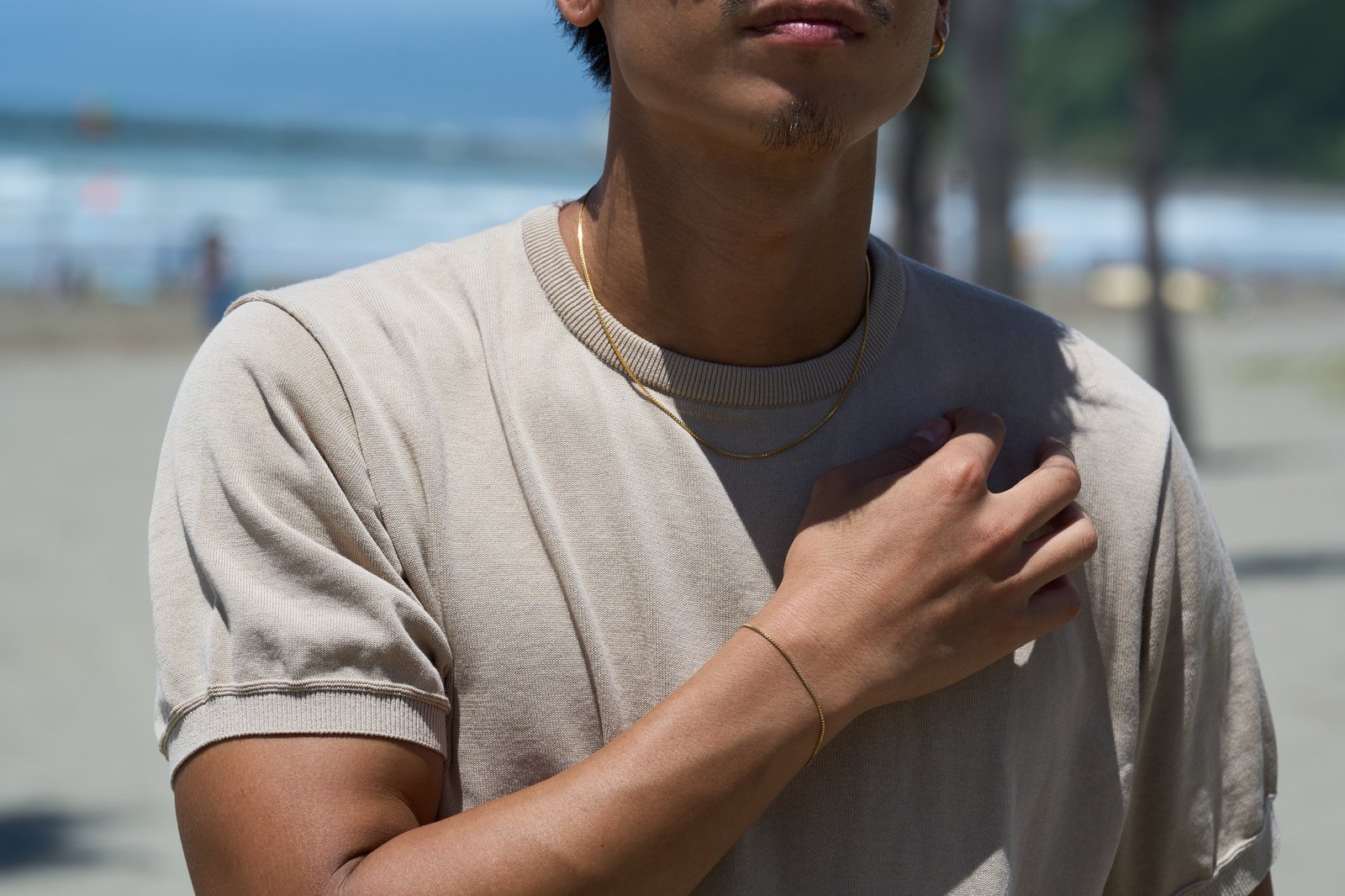 K18ゴールドネックレス 男性着用 ビーチ シーン