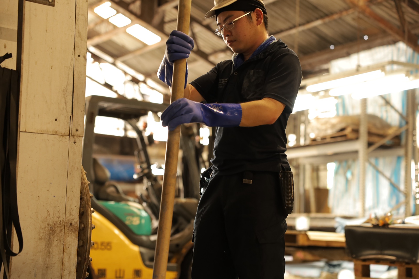 山陽レザー工房 - 若手職人が道具を仕込む姿(兵庫県たつの市)